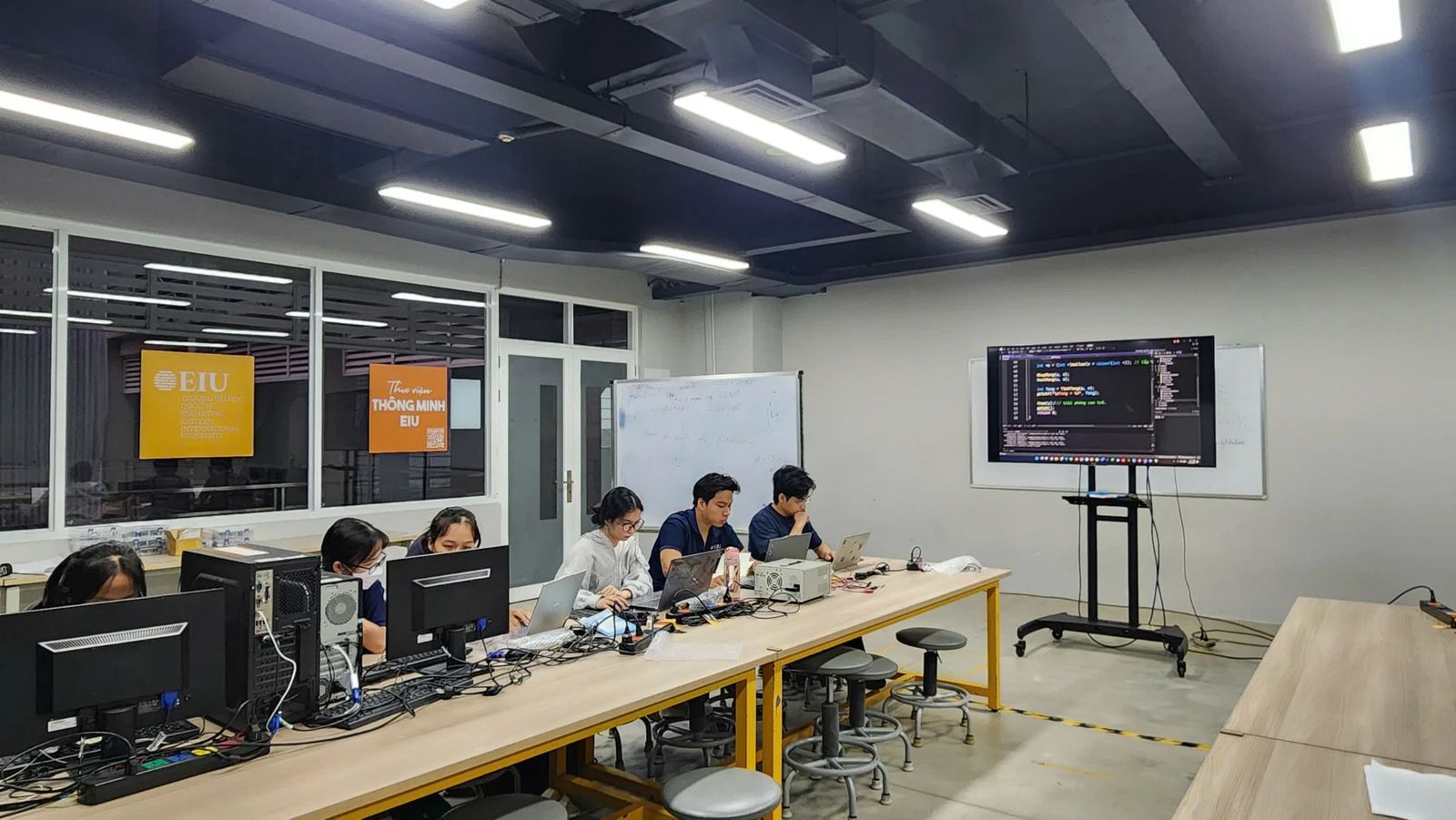 Students programming in C during a workshop session